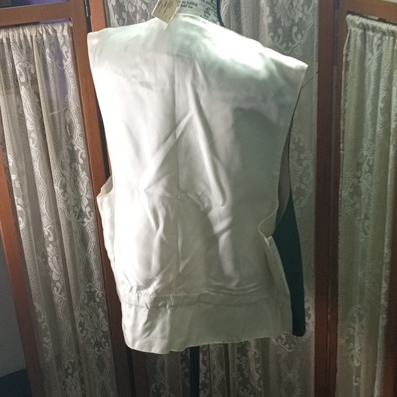 Green Sleeveless Vest - Picture 4 of 4